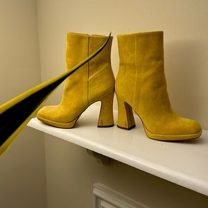 Canary GoGo Yellow